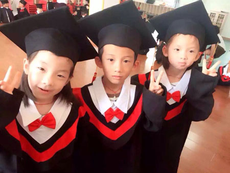 恩爱夫妻，结婚四年求子无门  结缘圣丹福，一年后喜获三胞胎
