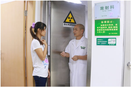 放射科杨桂生主任检查发现林彩珍的肺结核基本痊愈。.JPG