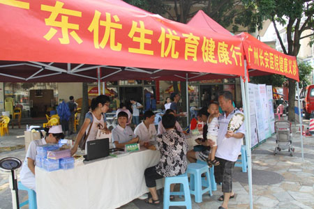 广州圣丹福医院社区开展地贫筛查活动