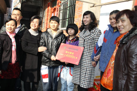 广州圣丹福医院携手天河区妇联＂送温暖＂关爱凤凰街贫困户
