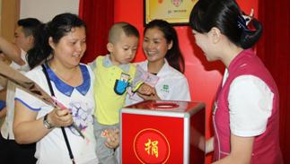 孕妈带着大宝为小汇丰捐款 呼吁更多人士爱心接力