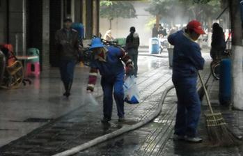 石牌街道环卫工人冒雨捐款 为小汇丰献爱心