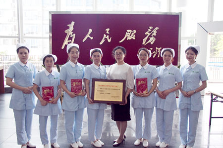 广州圣丹福医院动态新闻 广州圣丹福医院获奖人员在卫计局大厅合影
