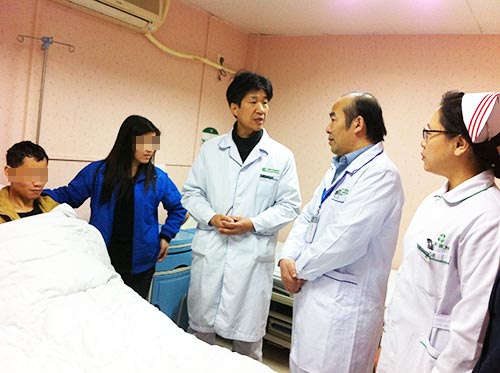 贫困不育患者求医圣丹福 院长得知当场签批援助