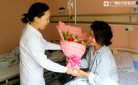 喻早主任亲手为甘女士送上鲜花