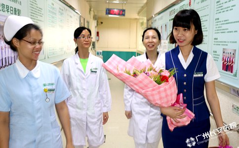 给甘女士过生日的医护人员