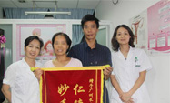车祸痛失二子 高龄母亲圣丹福求子